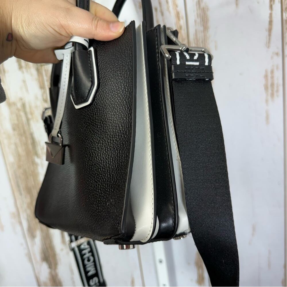 Michael Kors- Medium Leather RARE Logo Tape Accordion Crossbody Bag - Picture 3 of 10
